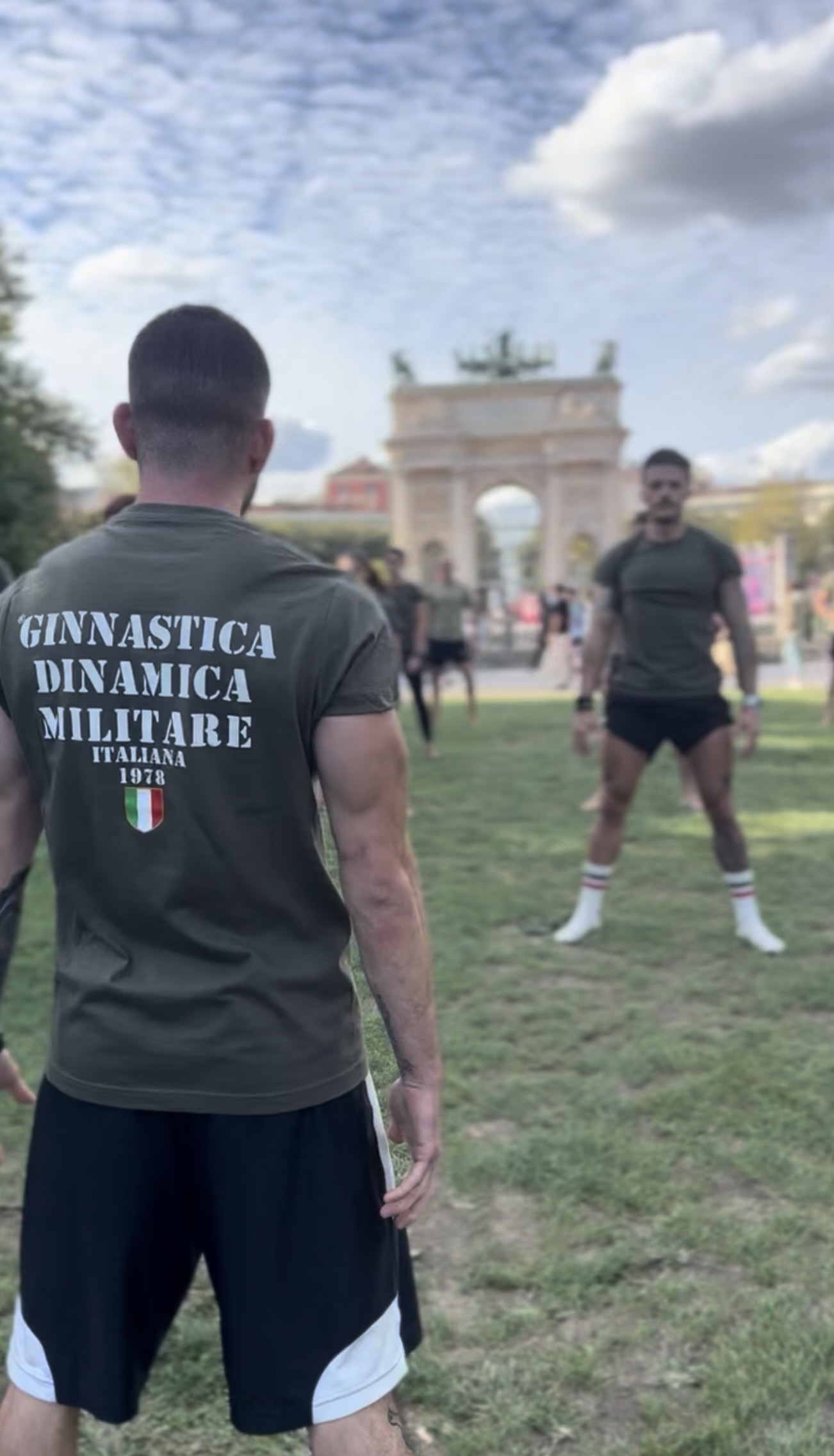 Allenamento GDMI a Milano davanti all'Arco della Pace
